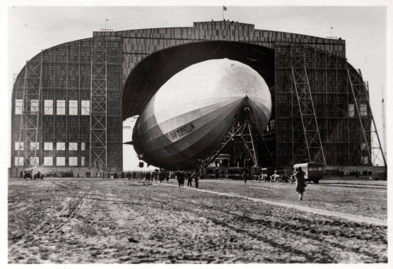 Graf Zeppelin připojený k mobilnímu kotevnímu stožáru, Lakehurst, New Jersey, USA, 1930, 1933 od Unbekannt