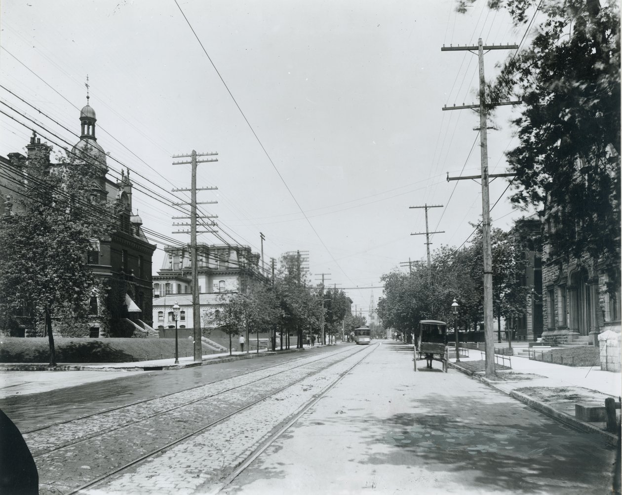 Grand Avenue severně od Washington Avenue. Třetí baptistická církev vpravo. Univerzitní klub vlevo, dříve sídlo George W. Allena. od Unbekannt