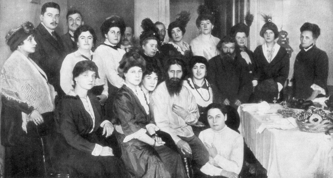 Grigori Rasputin a skupina žen, 1917 od Unbekannt