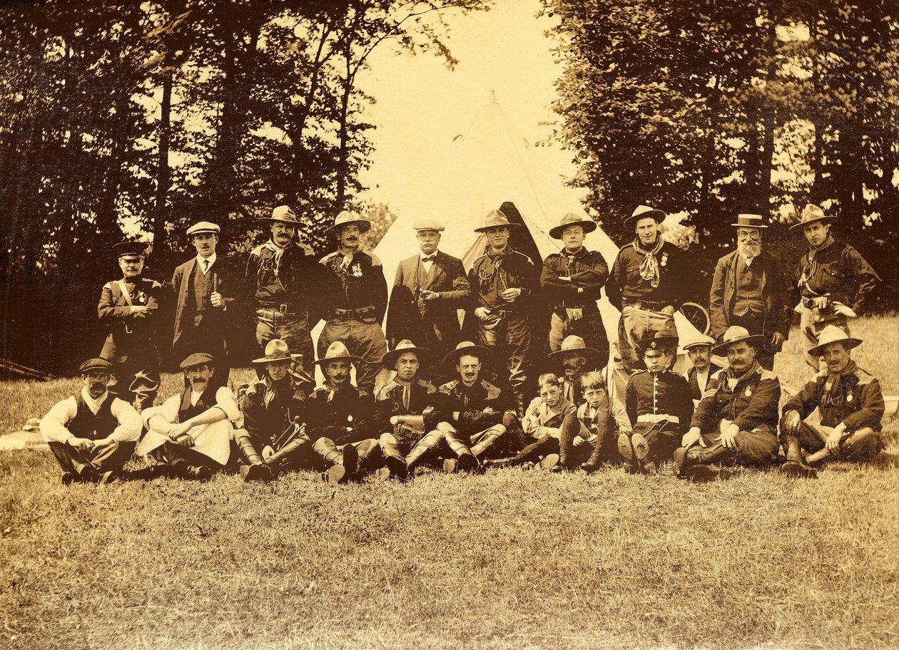 Skupina mužů v uniformách před týpí, Buckinghamshire, 1913. od Unbekannt