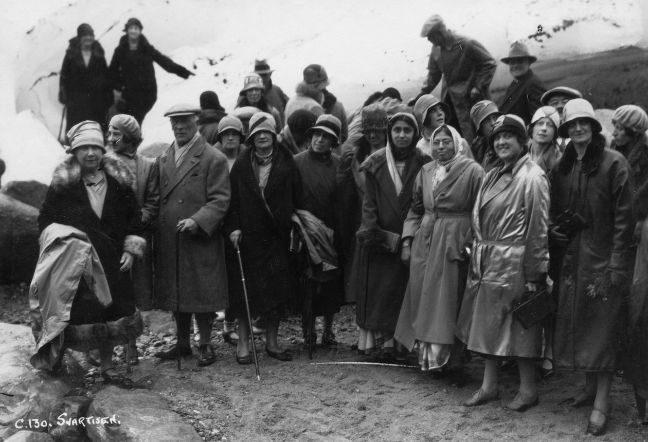 Skupina turistů navštěvujících Svartisen, severní Norsko, 1929 od Unbekannt