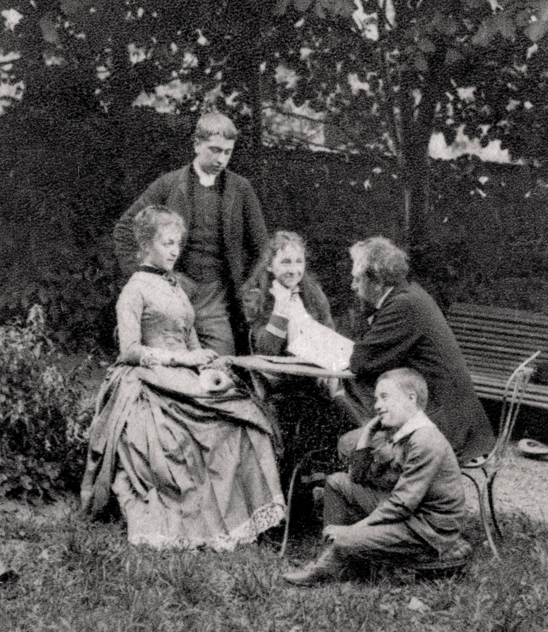 Gustave Eiffel, francouzský inženýr, s rodinou, 1882 od Unbekannt