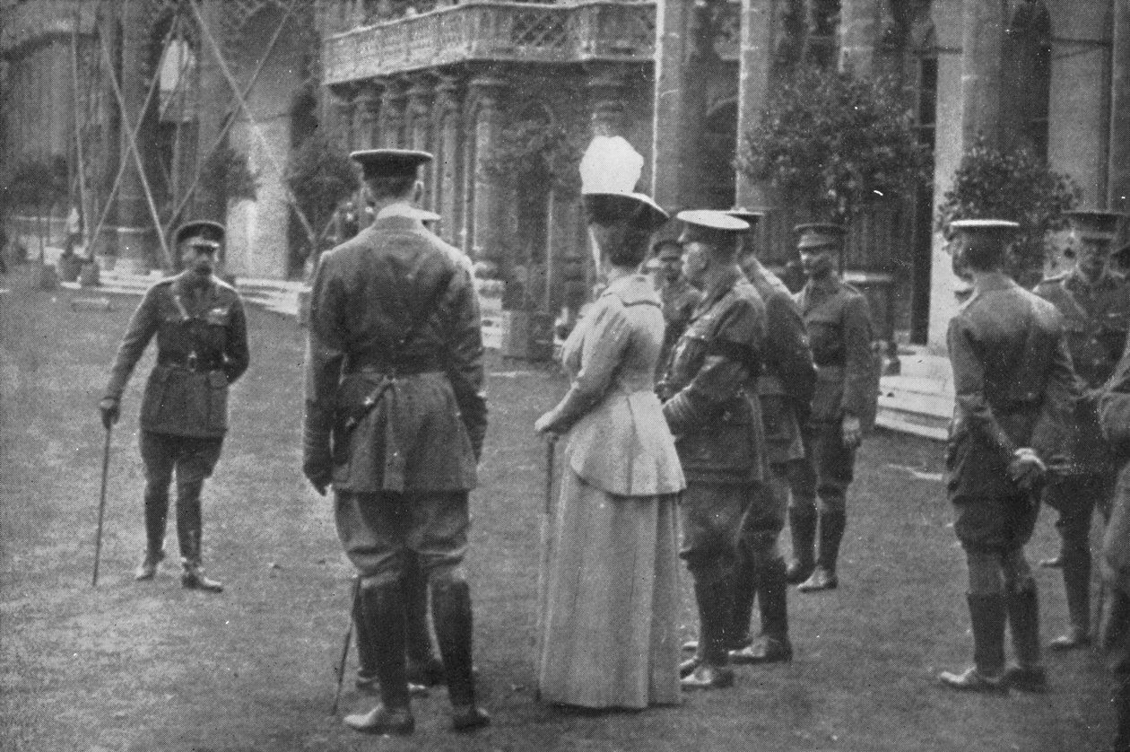 H.M. Král Jiří V. a královna Marie na východních trávnících, 25. srpna 1915, 1939 od Unbekannt