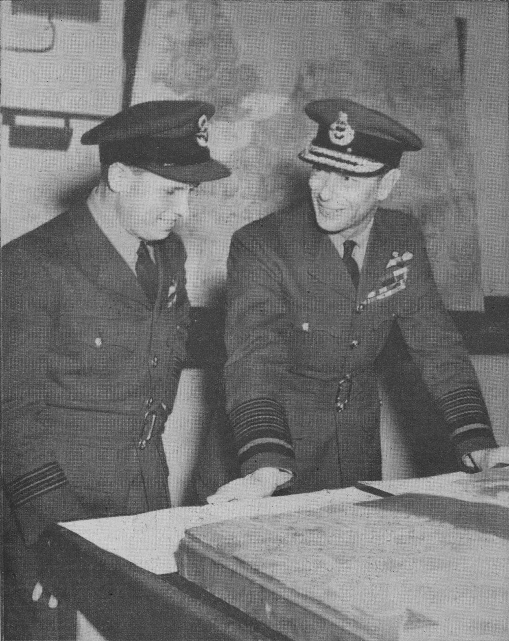 H.M. Král se dozví podrobnosti o R.A.F. nálet na Porúří přehrady 17. května 1943, 1943-44 od Unbekannt