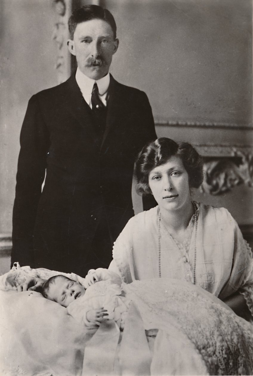 H.R.H. Princezna Mary a vikomt Lascelles se svým synem, George Henry Hubert Lascelles, 1923. od Unbekannt
