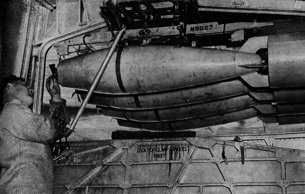 Těžké bomby ve stojanech létajícího člunu RAF Short Sunderland, c1940 1943 od Unbekannt