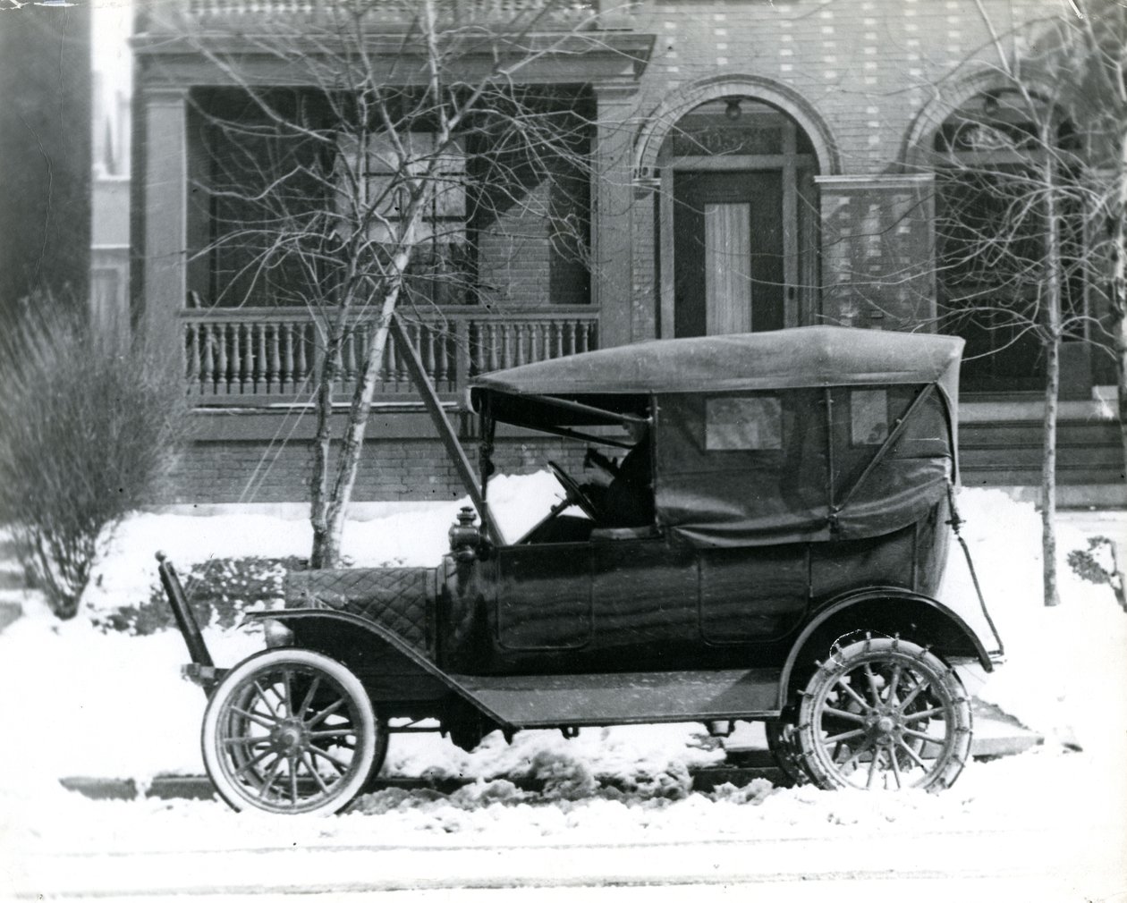 Hermann von Schrenk ve Fordu 1916 před svým domem na 4139 McPherson, St. Louis, Mo od Unbekannt
