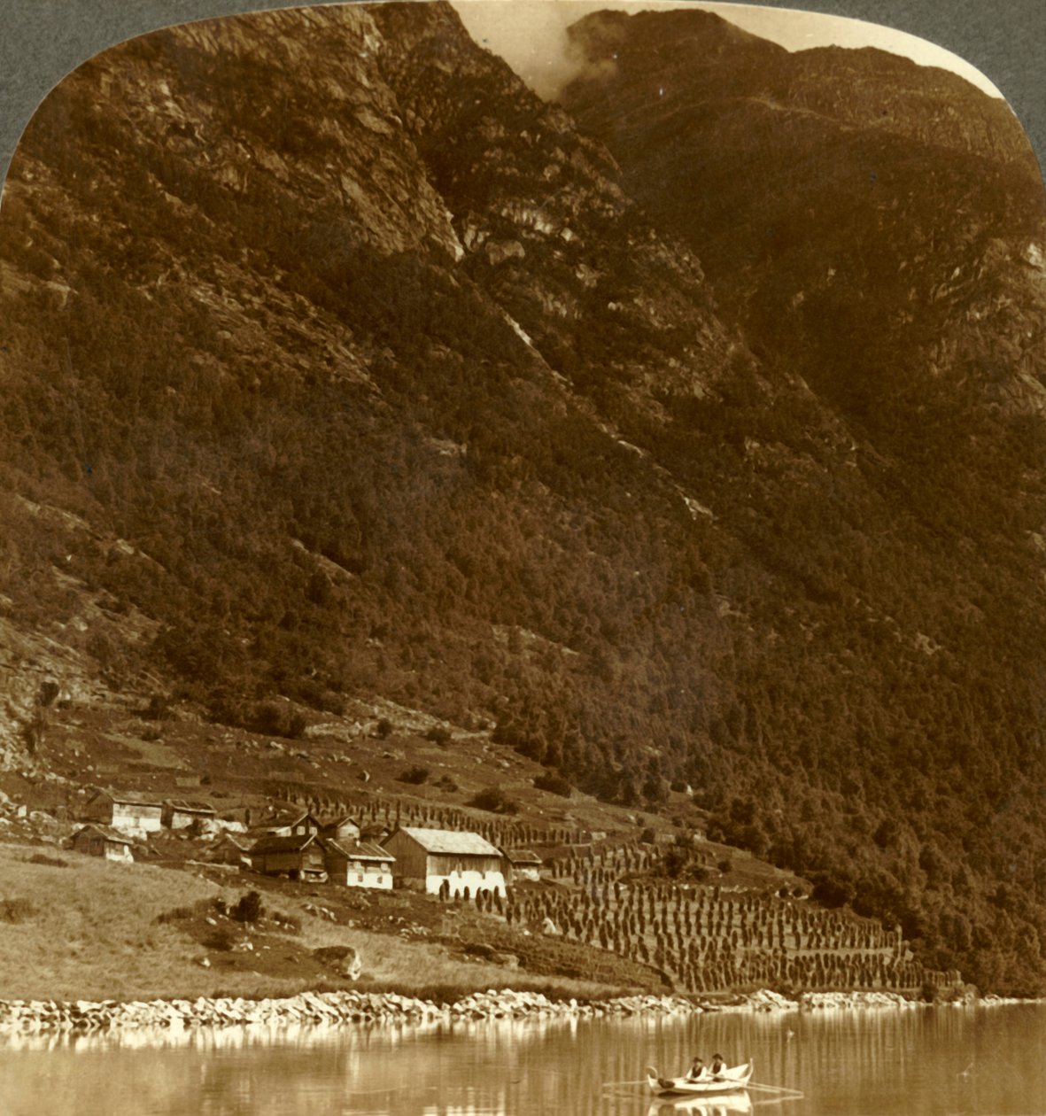 Farma Hogrending, hnízdící na horské základně, na východním břehu jezera Loen, Norsko, c1905. od Unbekannt