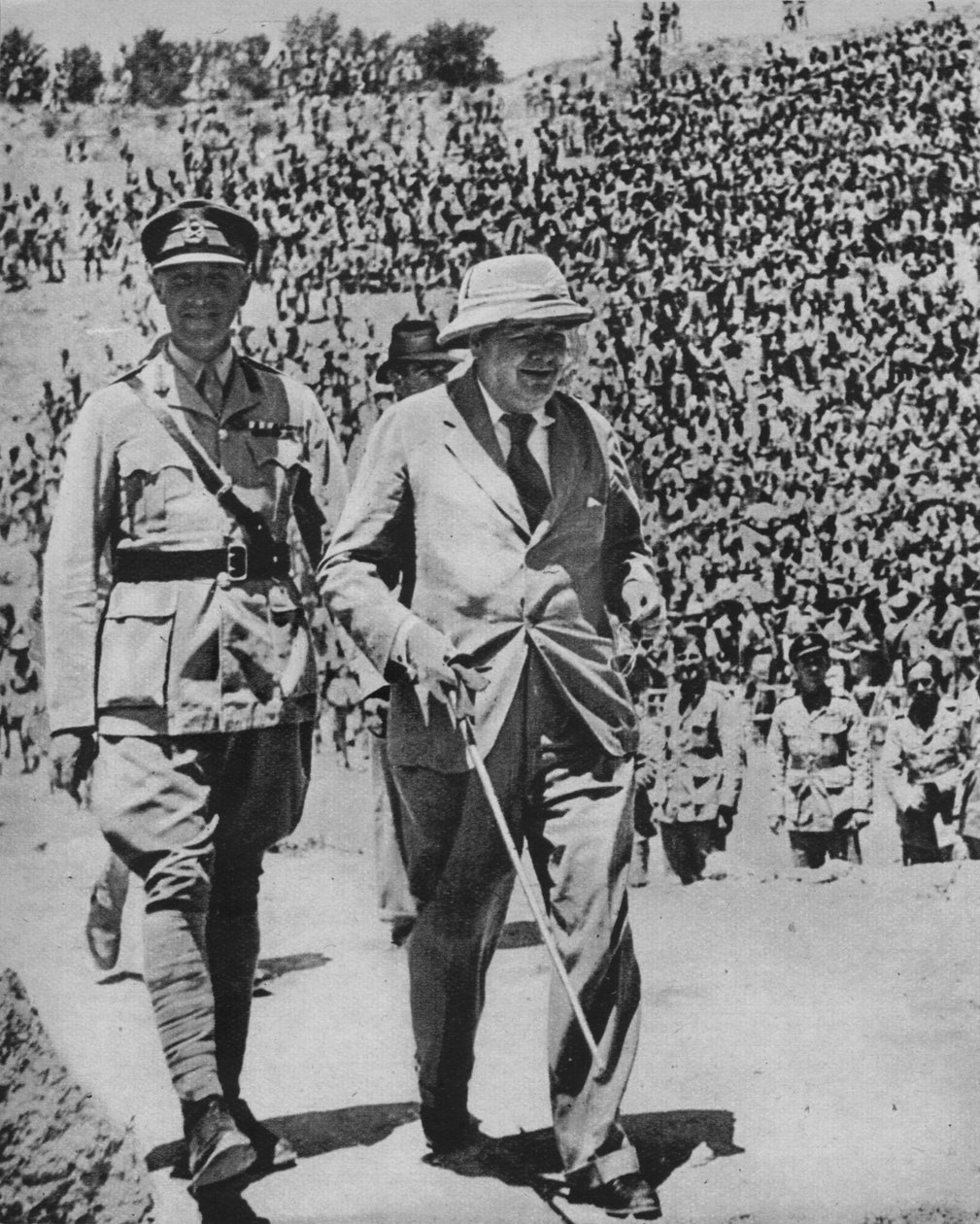 Domů přes bitevní pole - pan Churchill ve starověkém římském amfiteátru v Kartágu, 1943-44 od Unbekannt