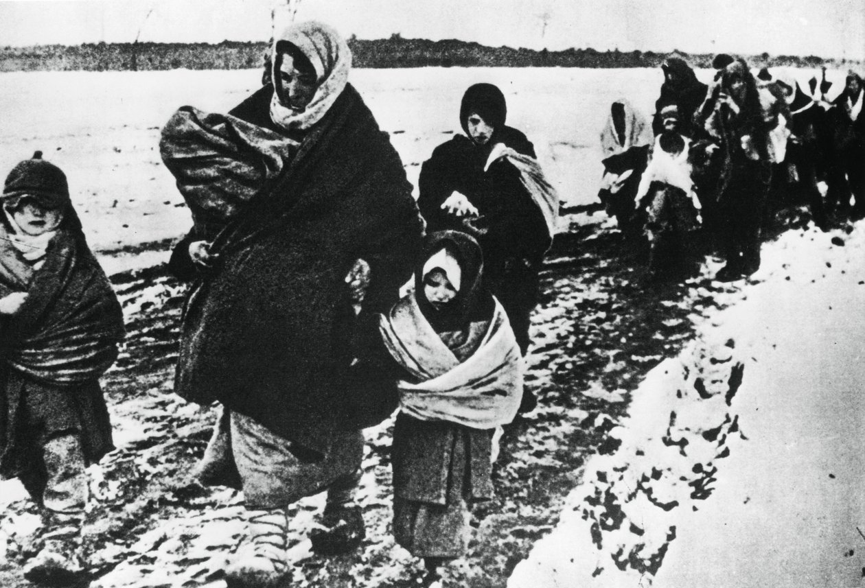 Ženy a děti bez domova, uprchlice, Rusko, 1941 od Unbekannt