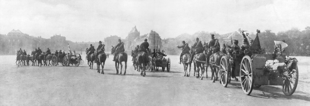 Dělostřelectvo tažené koňmi míjelo palác ve Versailles, Francie, srpen 1914 od Unbekannt