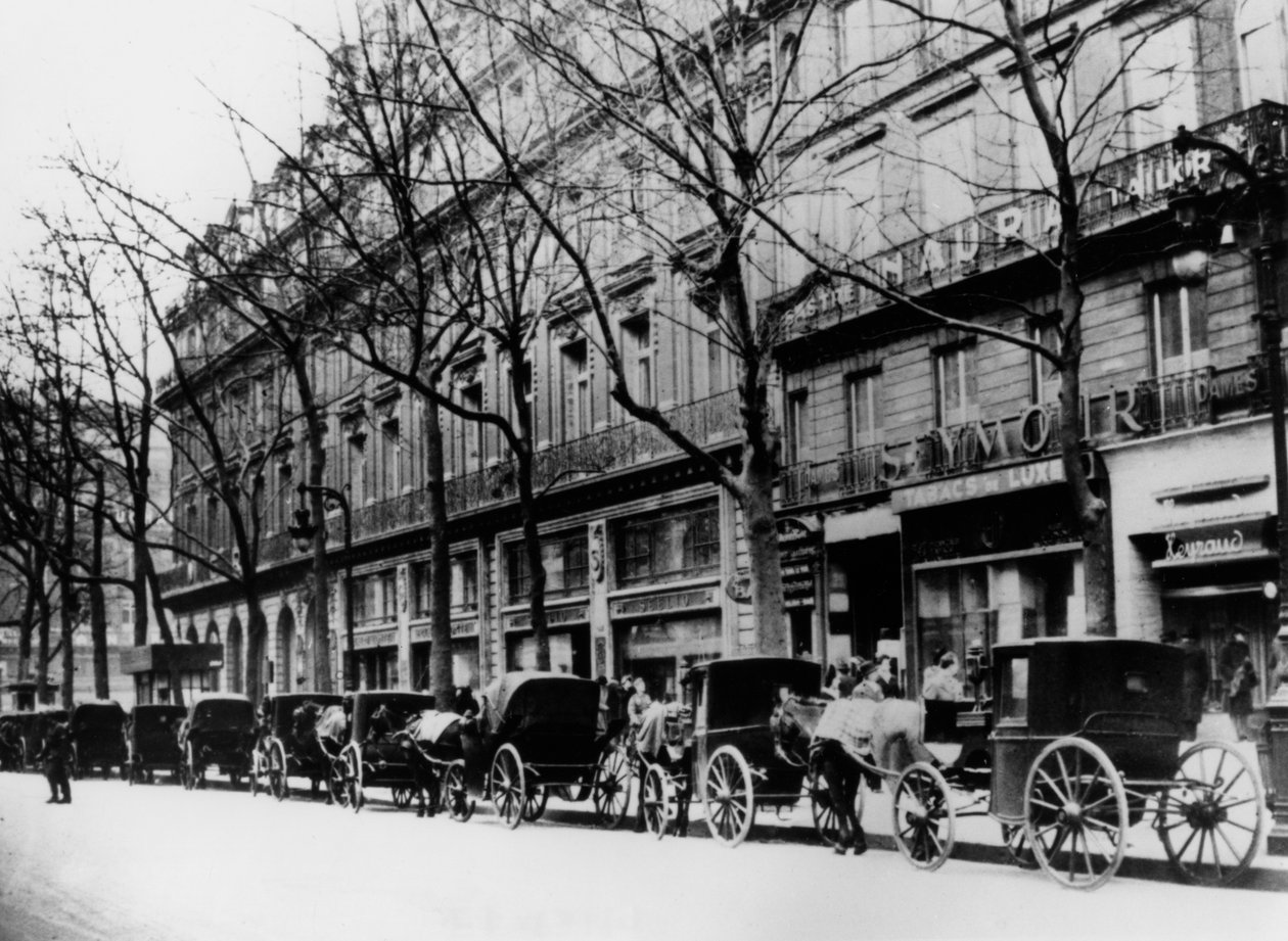 Taxíky tažené koňmi na ulici během německé okupace, Paříž, 1944 od Unbekannt