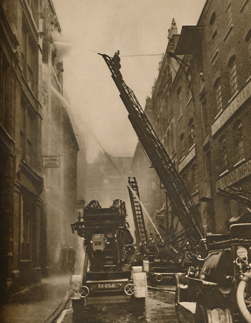 Jak se londýnský hasičský sbor dostává do rukou svého nepřítele, c1935. od Unbekannt