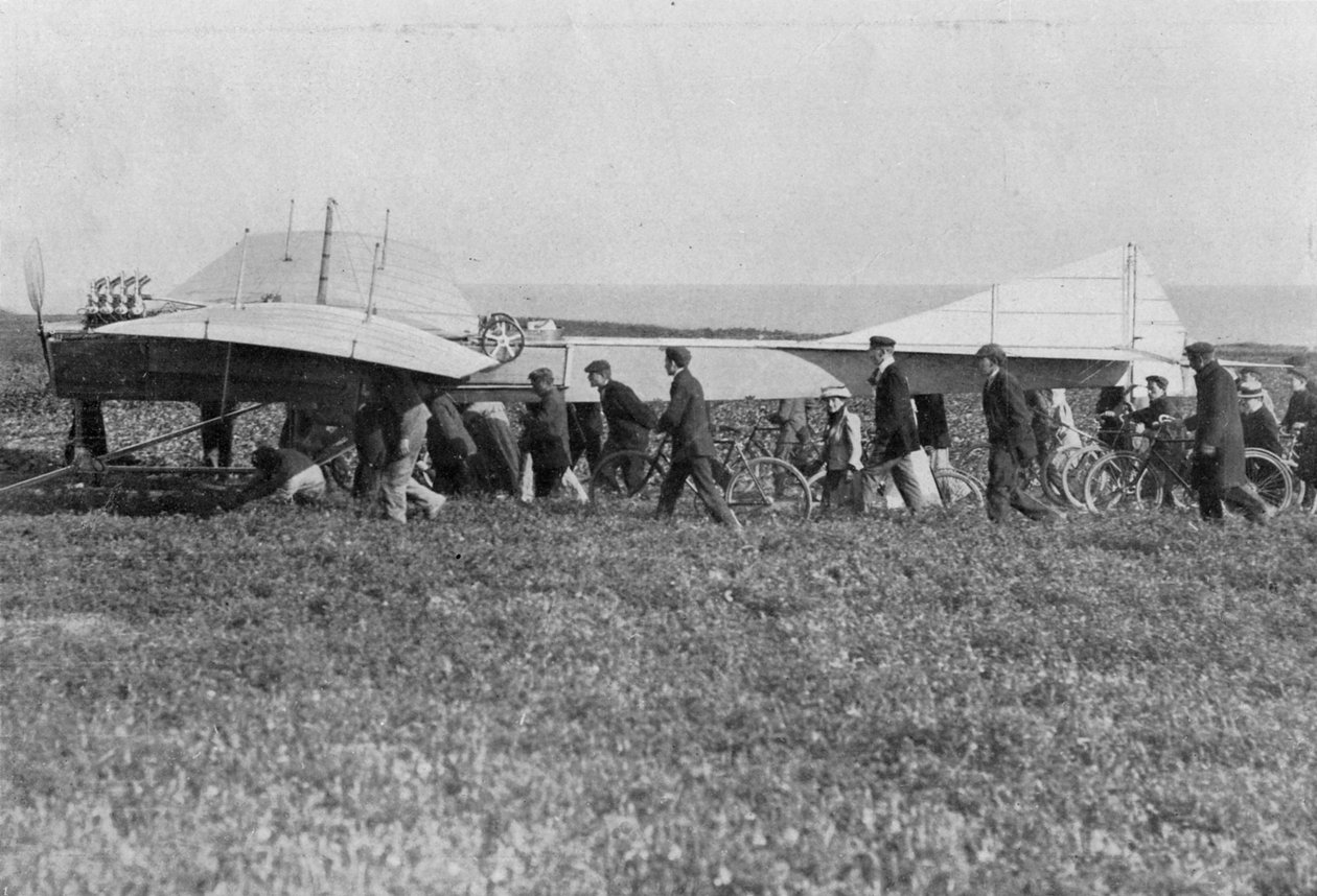 Hubert Latham se připravuje ke vzletu po Louis Bleriot, poblíž Calais, Francie, 25. července 1909 od Unbekannt