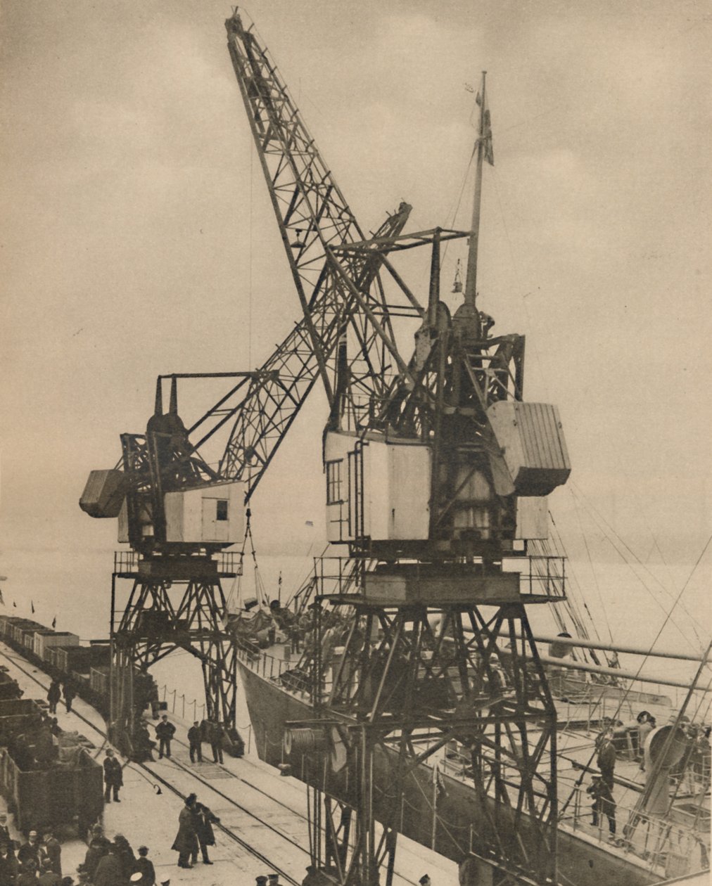 Obrovské mobilní jeřáby v Tilbury Swing the Cargo from Vessels Hold, c1935. od Unbekannt