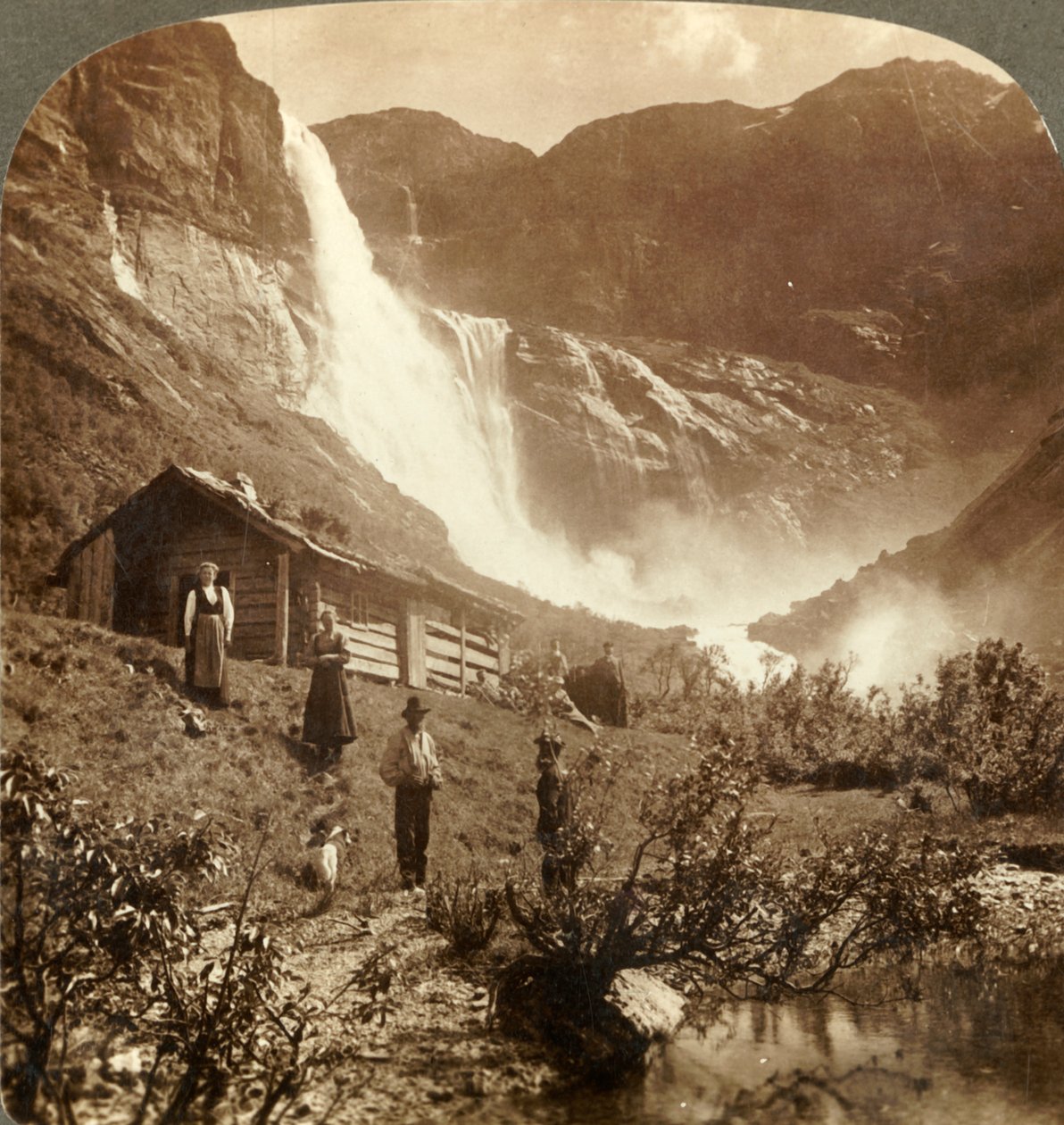 Skromný horský dům na úpatí útesů, kde vodopády Skiaeggedals skákají 525 stop, Norrway, c1905. od Unbekannt