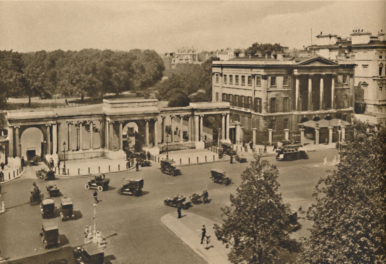 Hyde Park Corner s trojitým obloukem vedoucím do Royal Park Showing Apsley House, c1935. od Unbekannt