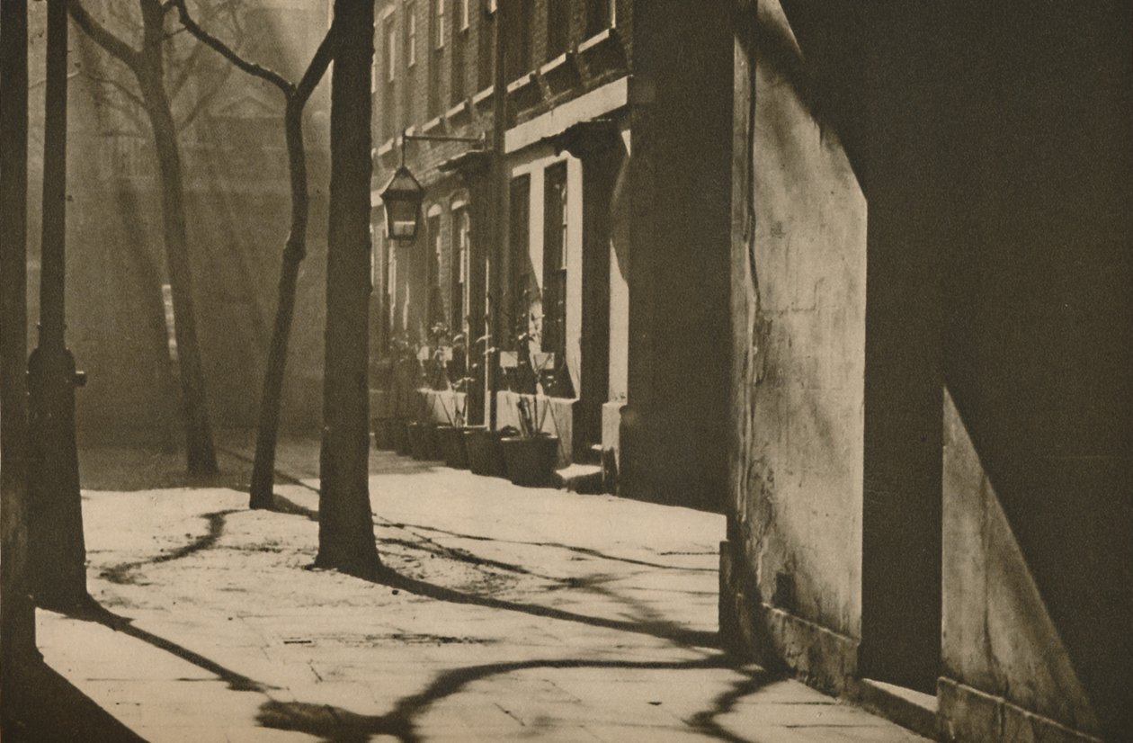 V Wardrobe Court, postavený na místě královského muzea, c1935. od Unbekannt