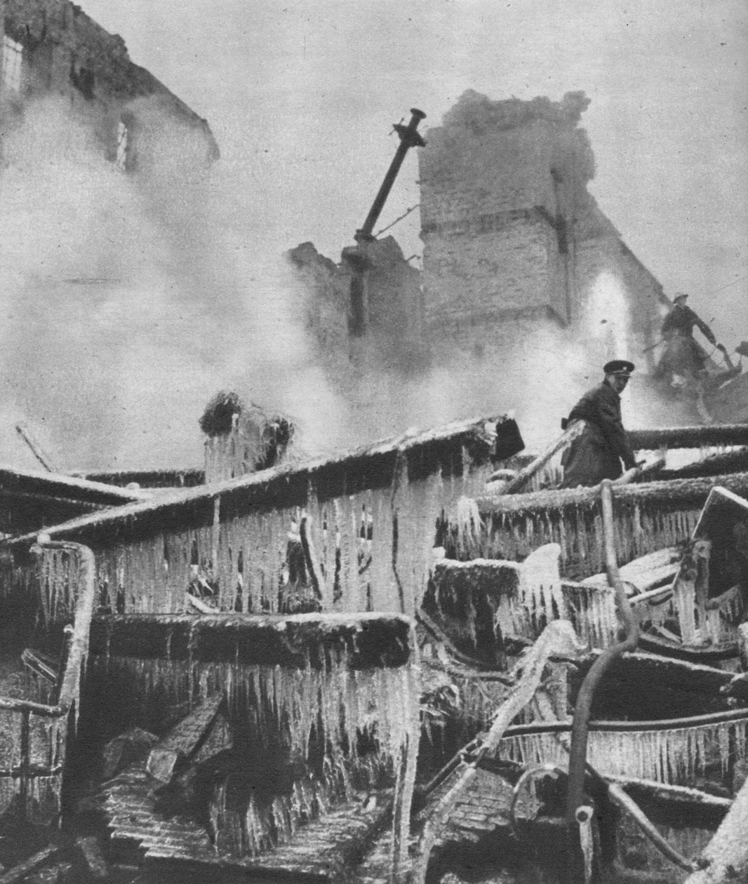 V chladném zimním počasí v Arktidě byly k úkolu civilní obrany přidány nové zkoušky, 1941 1942 od Unbekannt