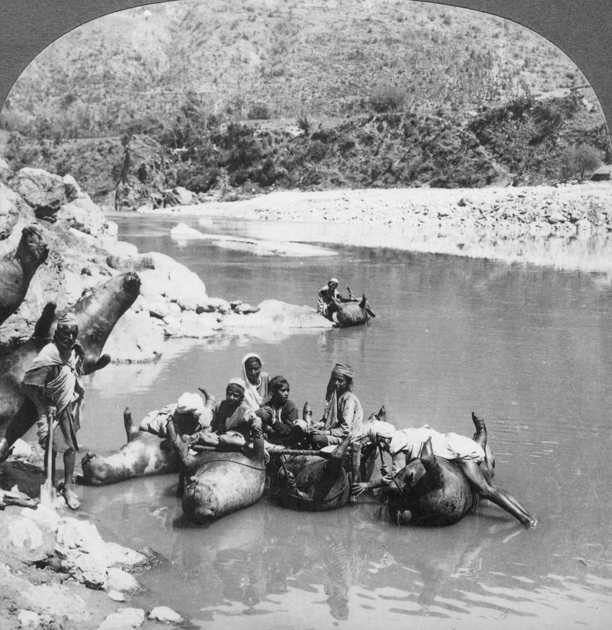 Nafouknuté býčí kůže používané jako trajektové čluny na řece Sutlej, Paňdžáb, Indie, 1900 od Unbekannt