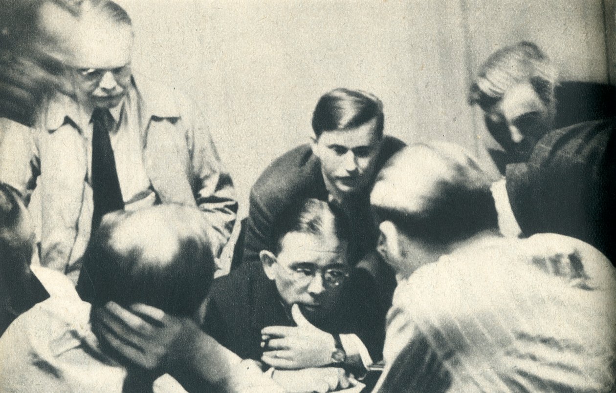 Uvnitř německého internačního tábora. Američané poslouchají Londýn., 1942. od Unbekannt