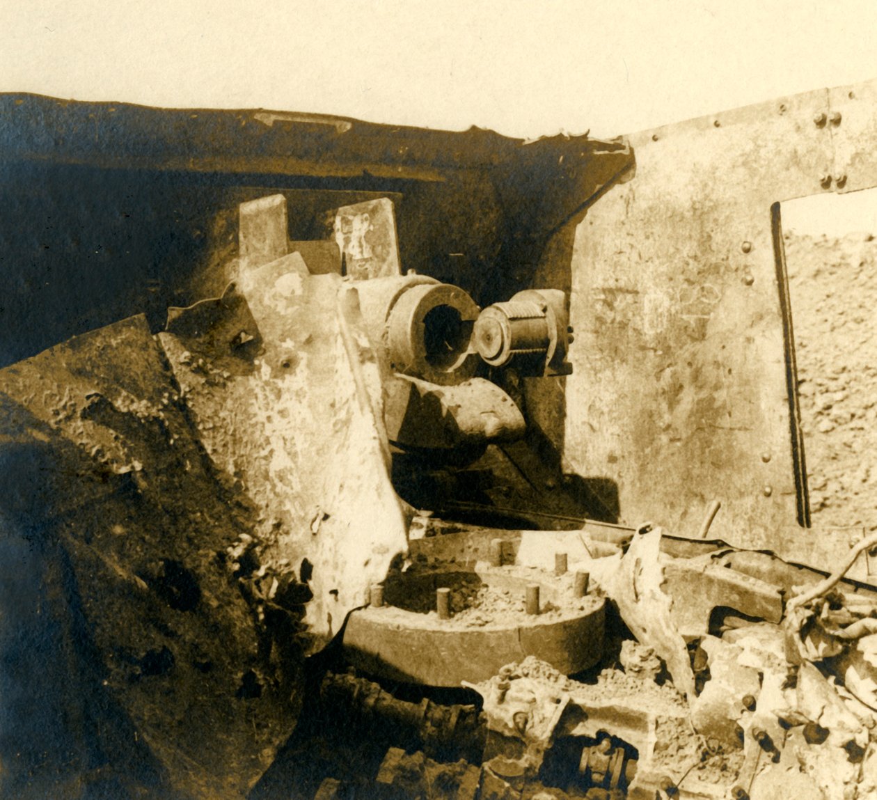 Vnitřek nádrže, která byla roztržena, c1914-c1918 od Unbekannt