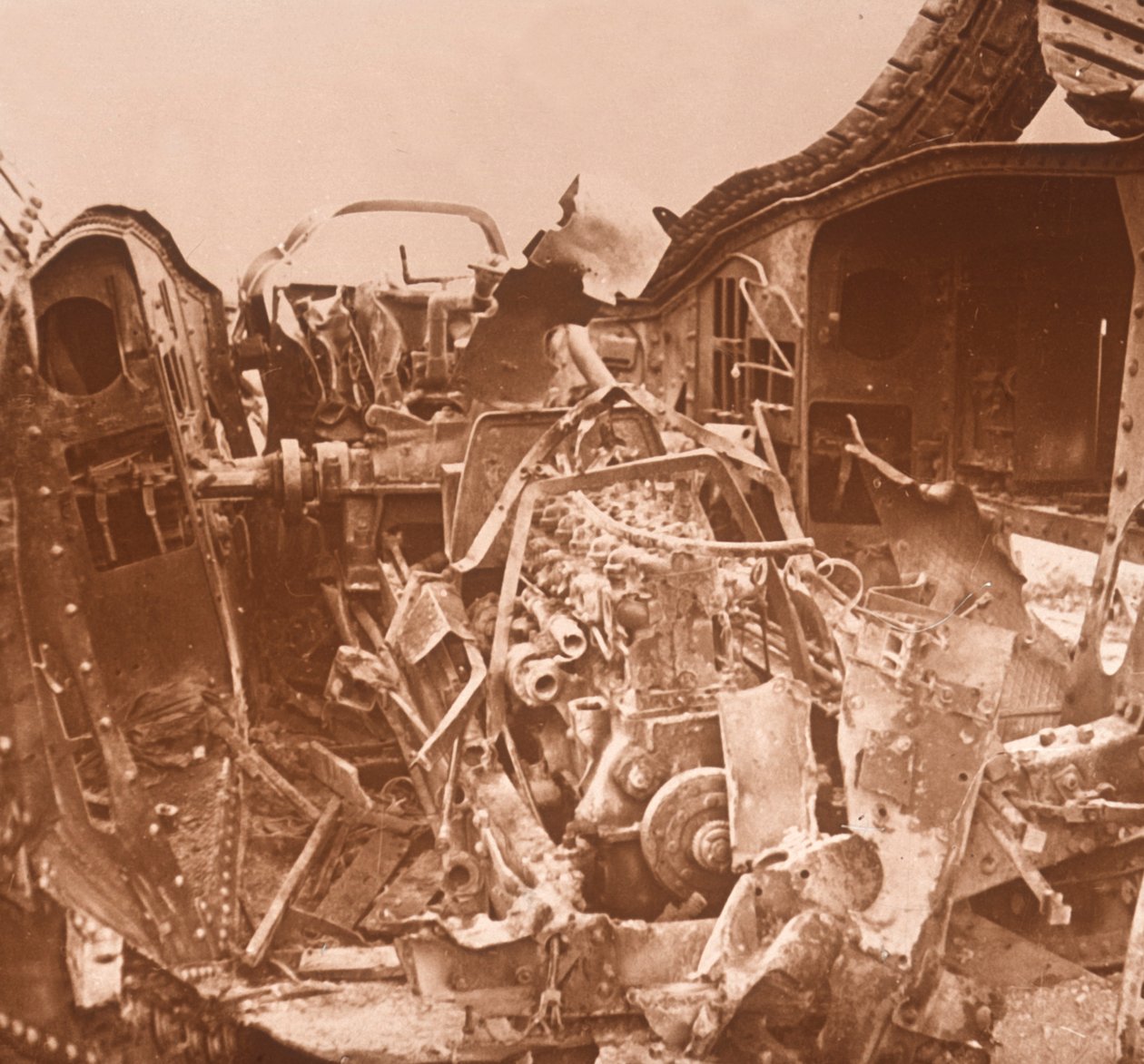 Vnitřek nádrže, která byla roztržena, c1914-c1918 od Unbekannt