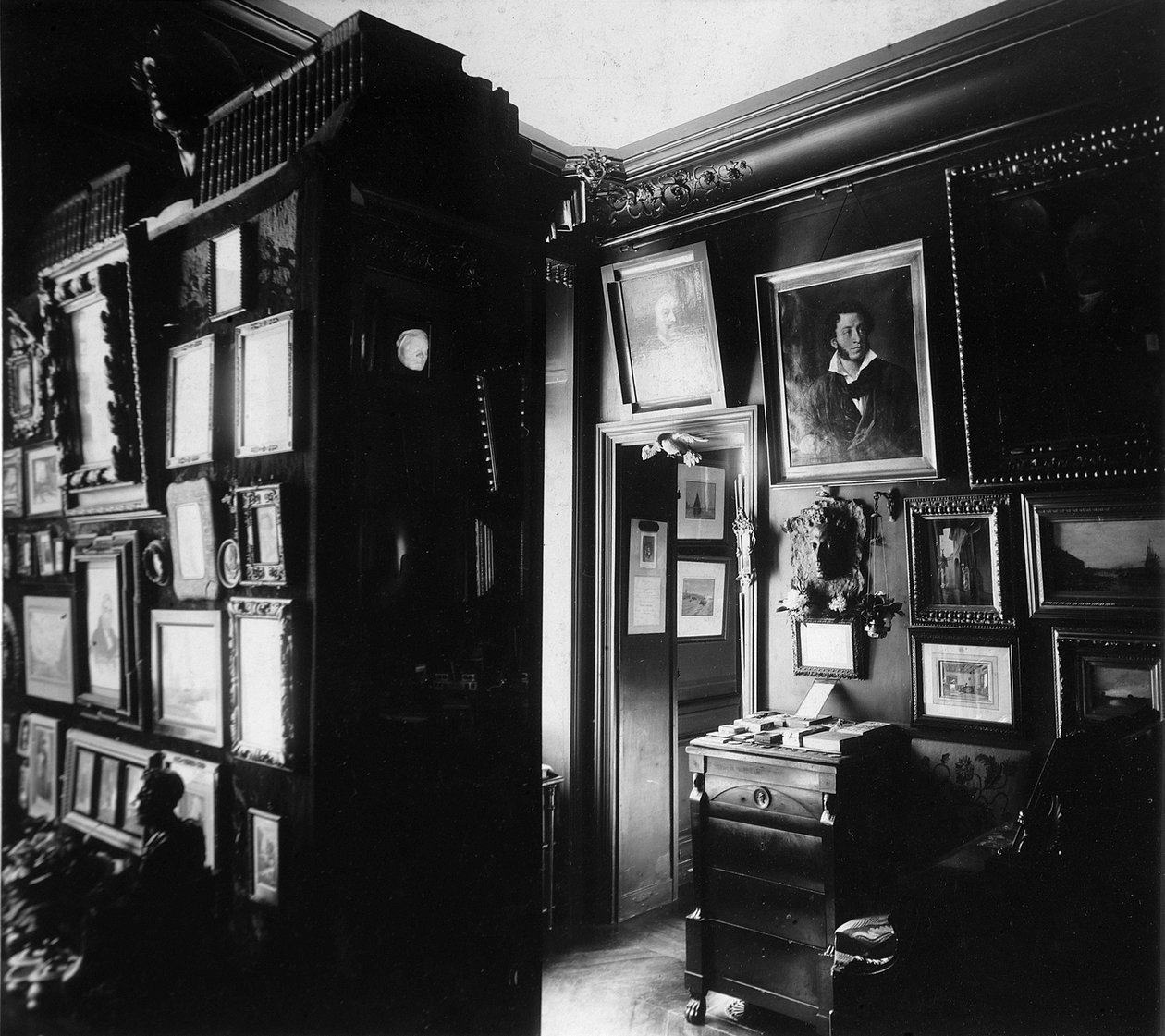 Interiér muzea autora a historika Alexandra Oněgina v Paříži, 20. léta 20. století. od Unbekannt