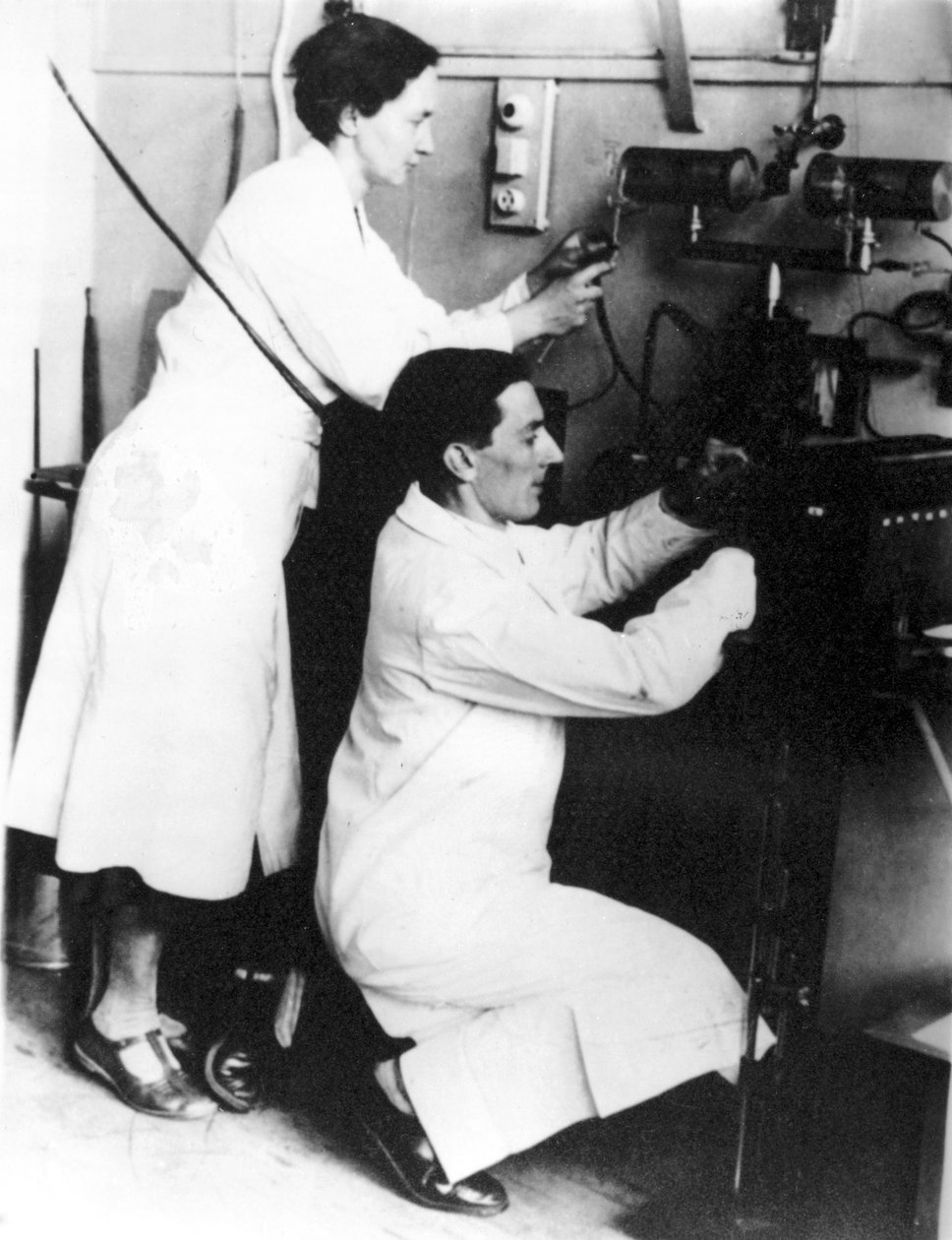 Irene Joliot-Curie a Frederic Joliot, francouzští fyzici, c 1935 od Unbekannt