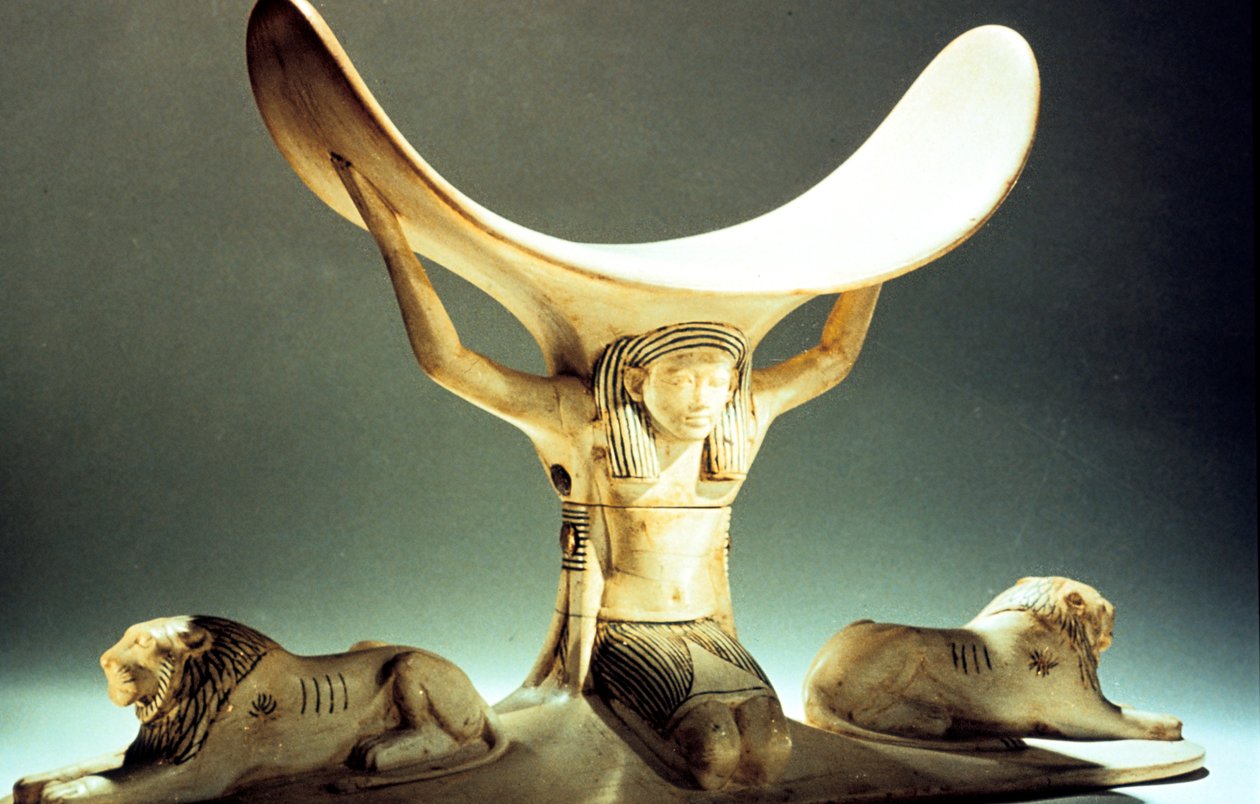 Opěrka hlavy ze slonoviny podepřená postavou, starověký Egypťan, 18. dynastie, c1325 př.n.l. od Unbekannt