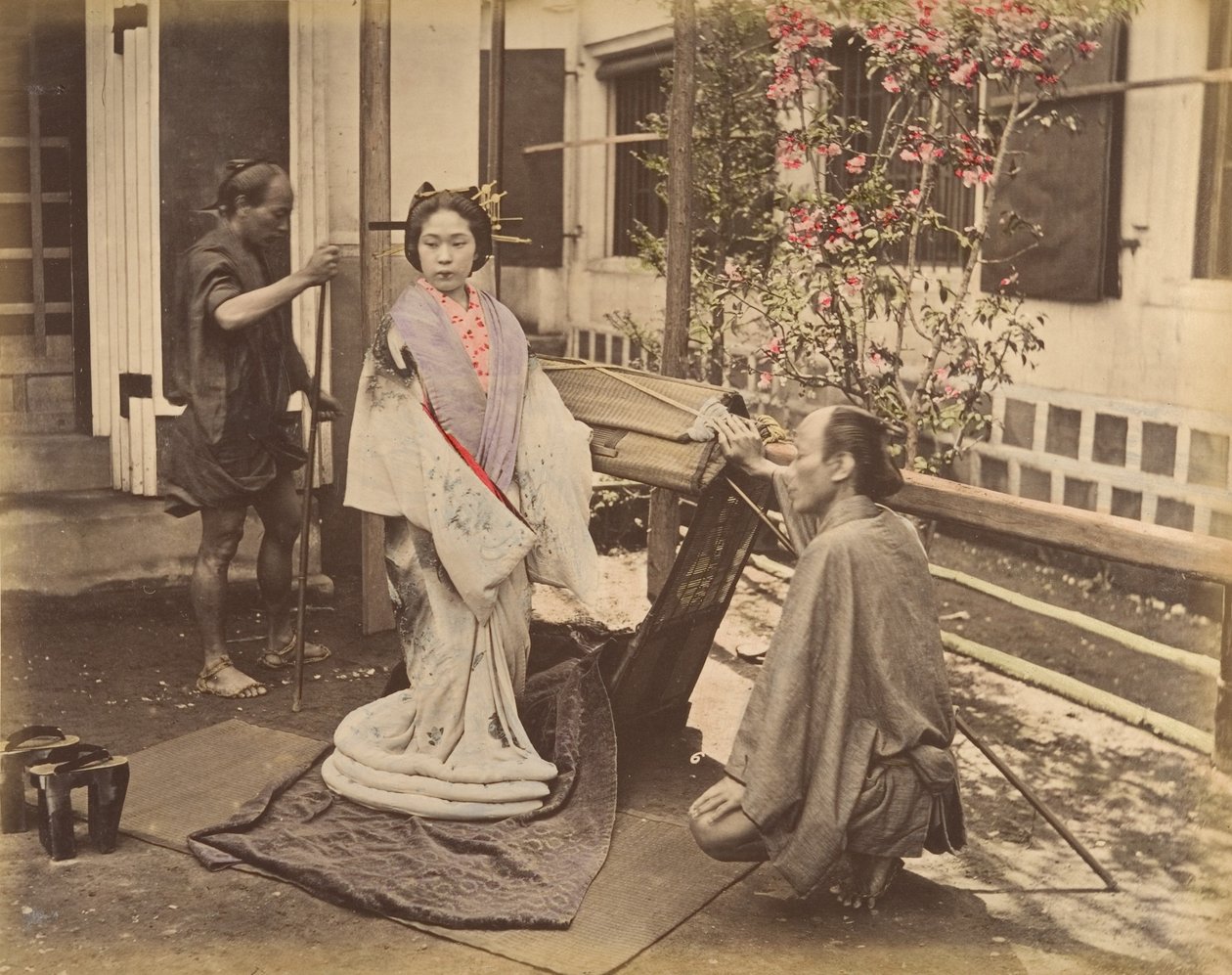 [Japonka v tradičním oblečení pózující se dvěma muži], 70. léta 19. století. od Unbekannt