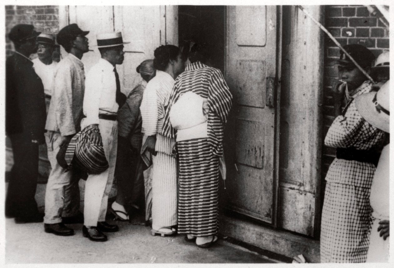 Japonský dav při pohledu do hangáru Zeppelin, Kasumigaura, Japonsko, 1929 1933 od Unbekannt