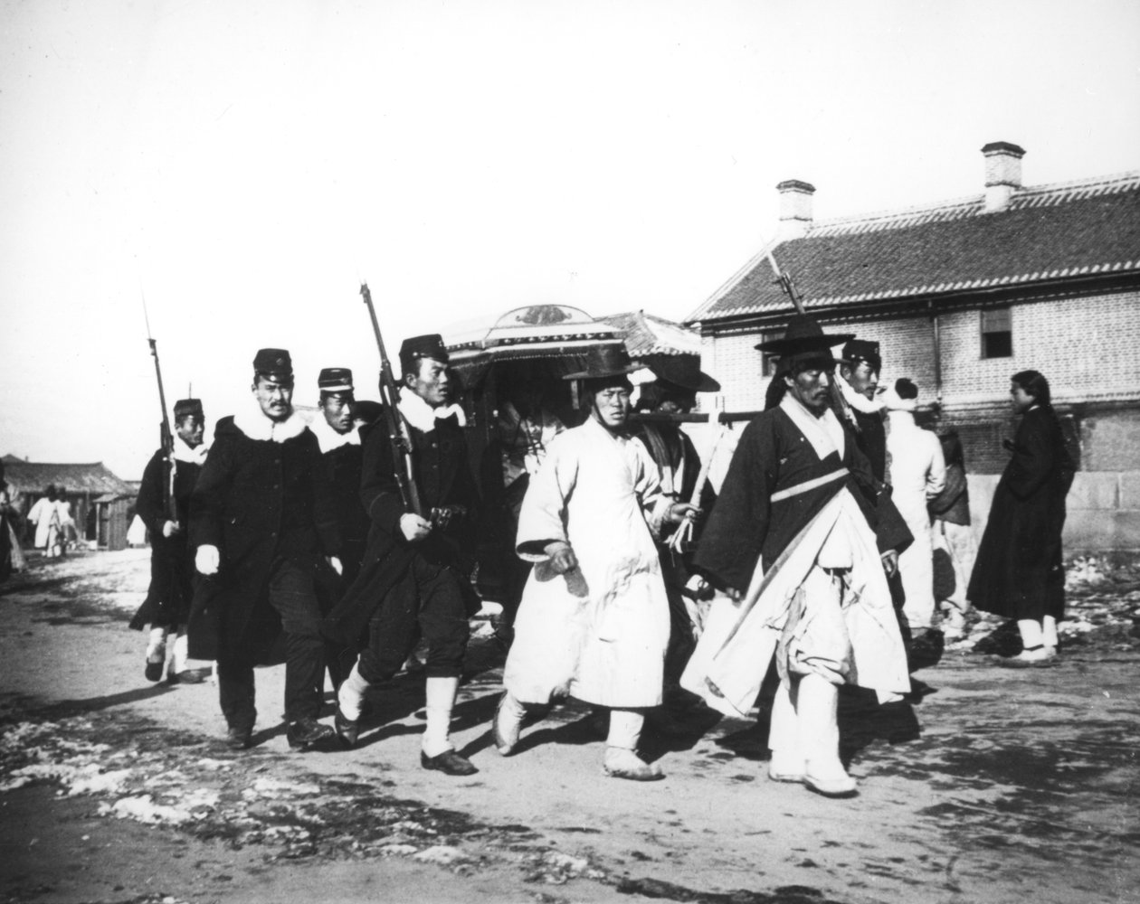 Japonský úředník s doprovodem vojáků, Korea, c1900 od Unbekannt