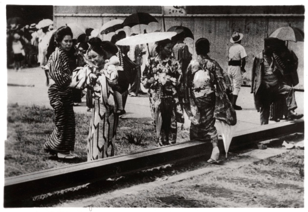 Japonské ženy u hangáru Zeppelin, Kasumigaura, Japonsko, 1929 1933 od Unbekannt