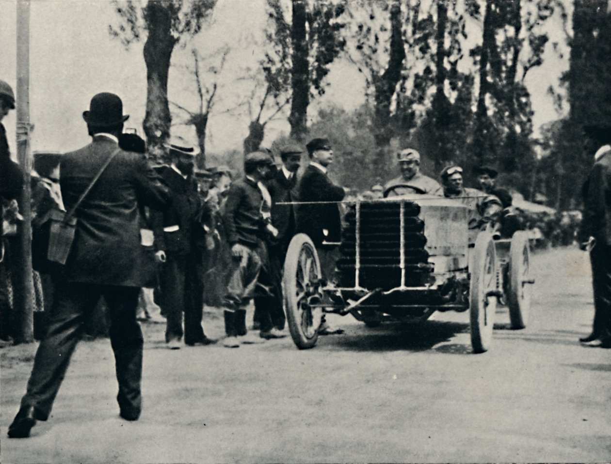 Jarrott přijíždí do Bordeaux v Race of Death, 1937 od Unbekannt