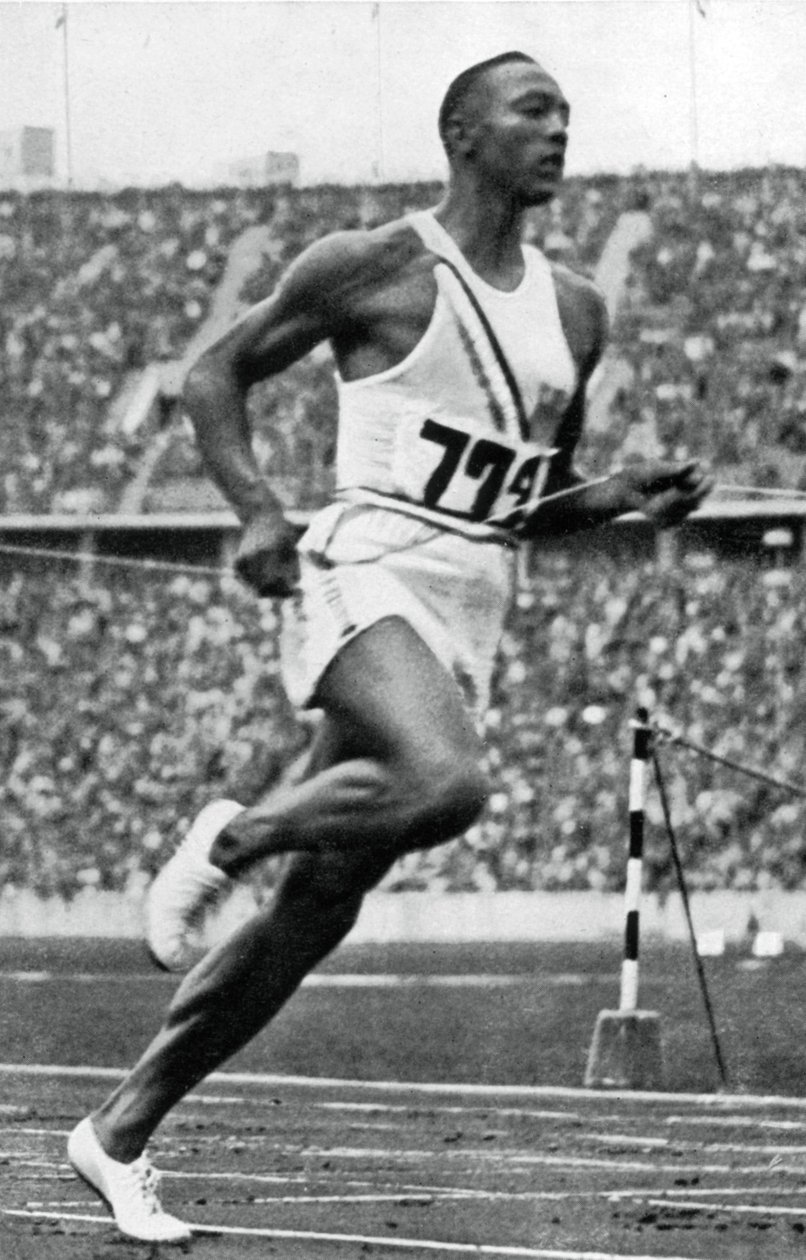 Jesse Owens na konci běhu na 100 m na olympijských hrách v Berlíně v roce 1936 od Unbekannt