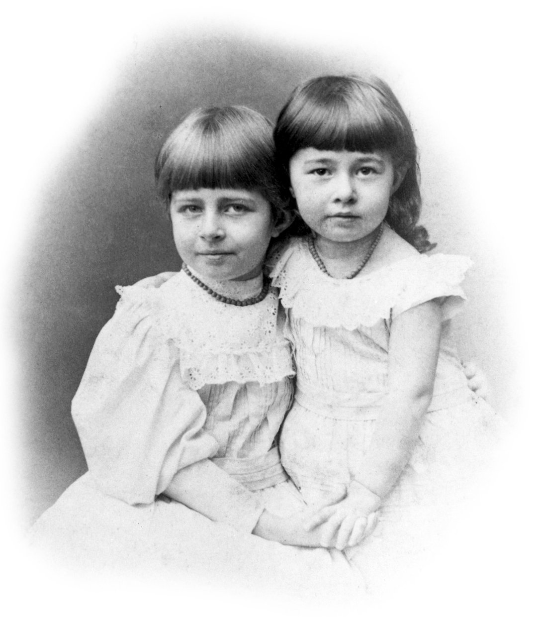 Johanne a Matilda Hertzovi, dcery Heirnricha a Elizabeth Hertzových, c 1889 od Unbekannt