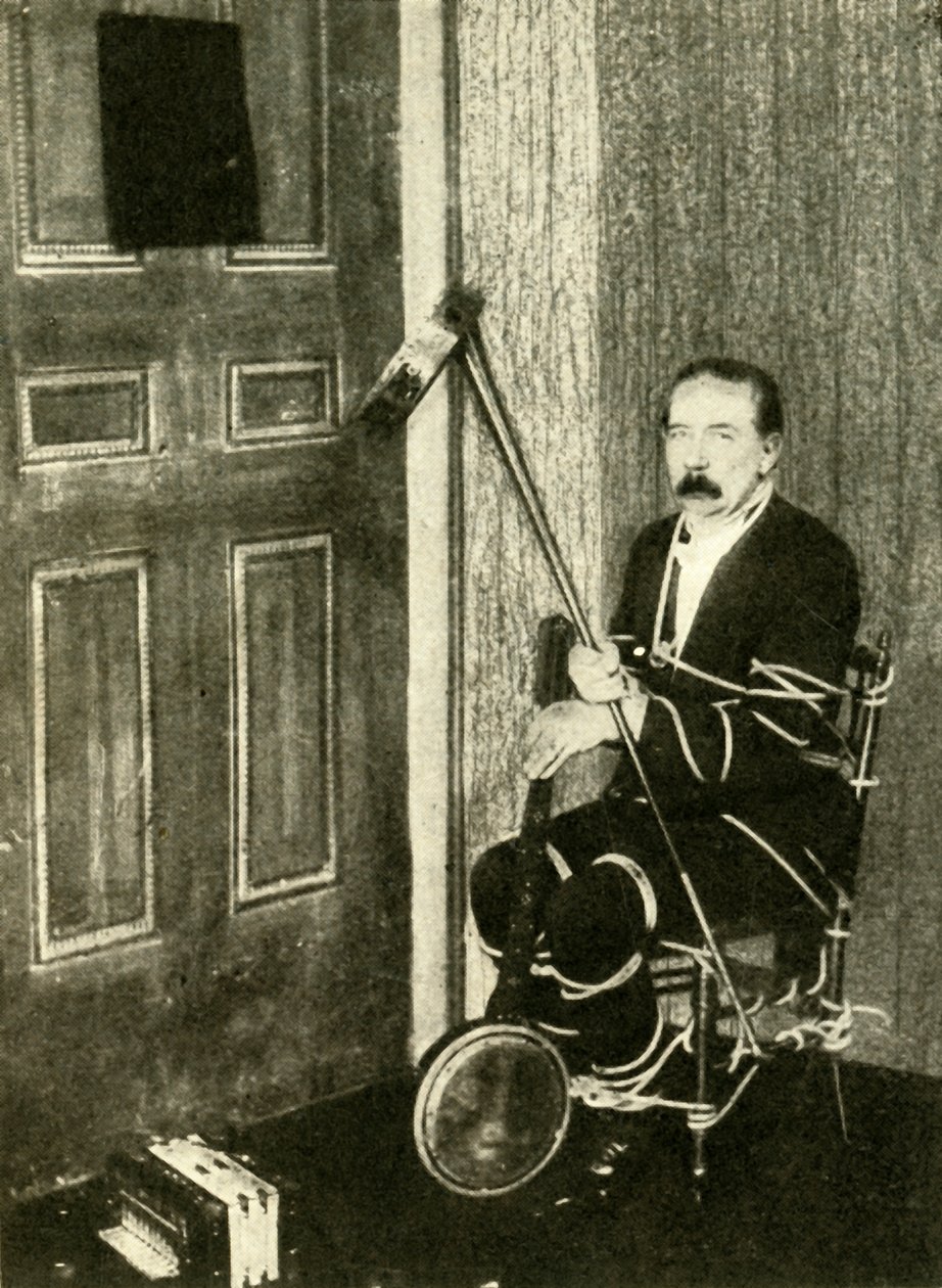 John Nevil Maskelyne provádí iluzi duchovní kabinetu, c1910. od Unbekannt