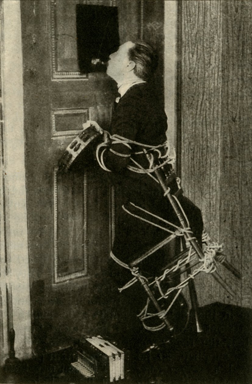 John Nevil Maskelyne provádí iluzi duchovní kabinetu, c1910. od Unbekannt