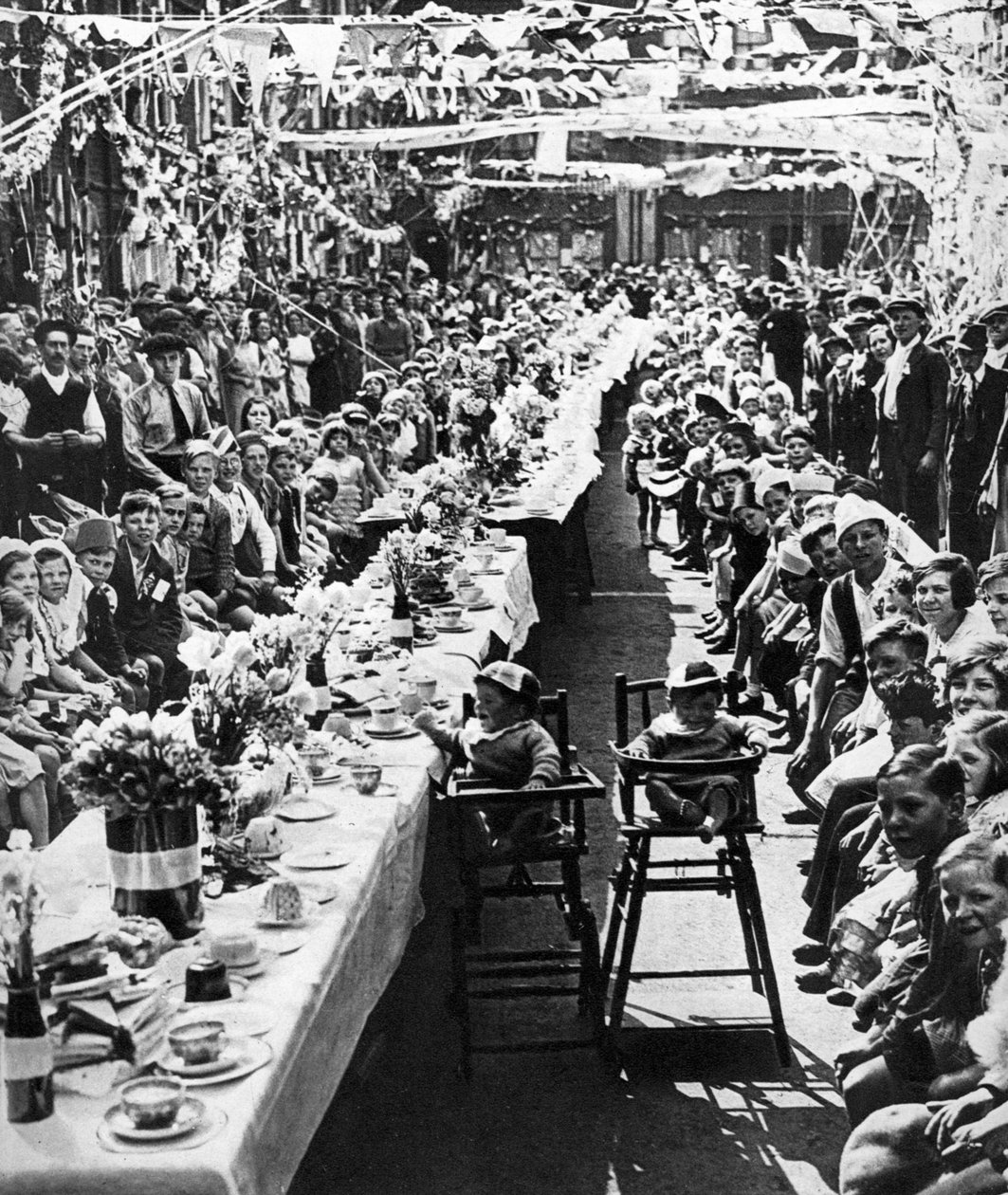 Jubilejní čajový dýchánek pro děti v Orville Road, Battersea, Londýn, 1935 od Unbekannt