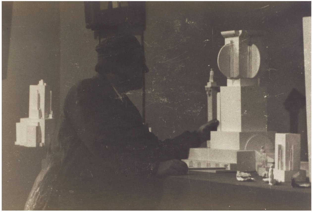 Kazimir Malevich ve svém ateliéru od Unbekannt