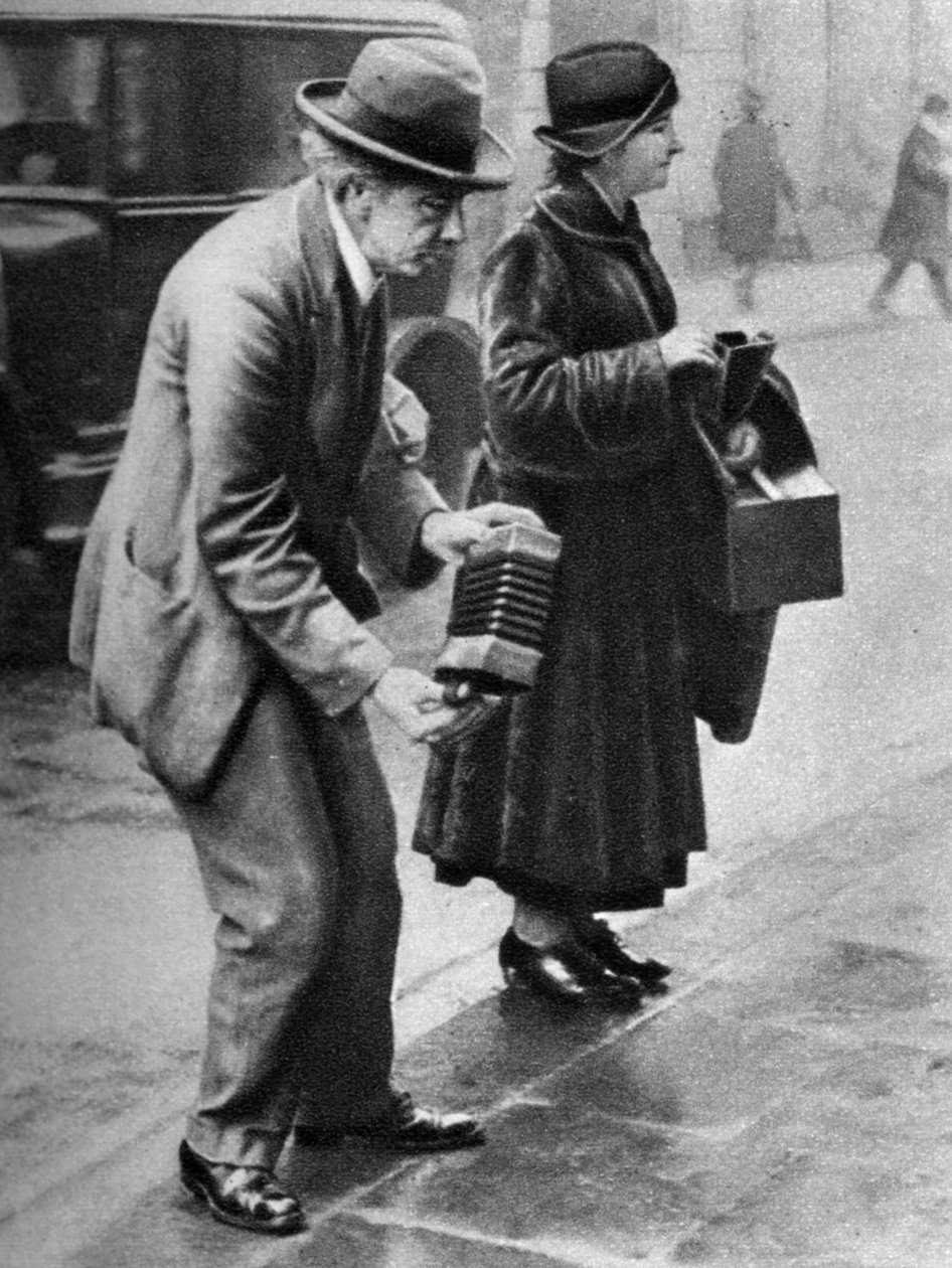 Kerb-side concertina player, Holborn, London, 1926-1927 od Unbekannt