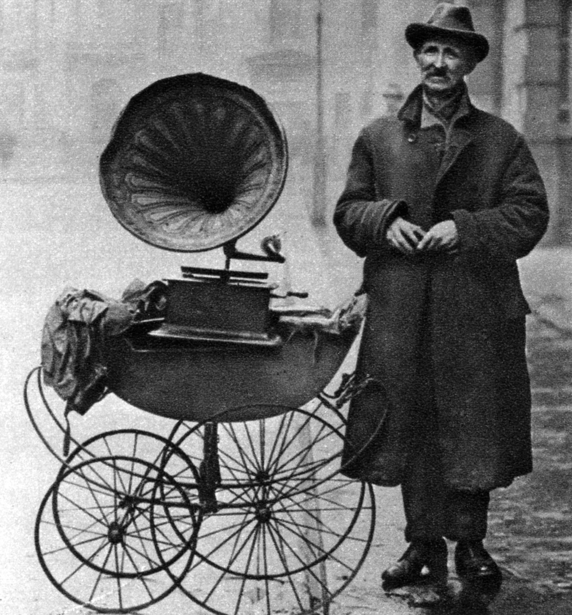 Kerb-side gramofonový přehrávač, Holborn, Londýn, 1926-1927 od Unbekannt