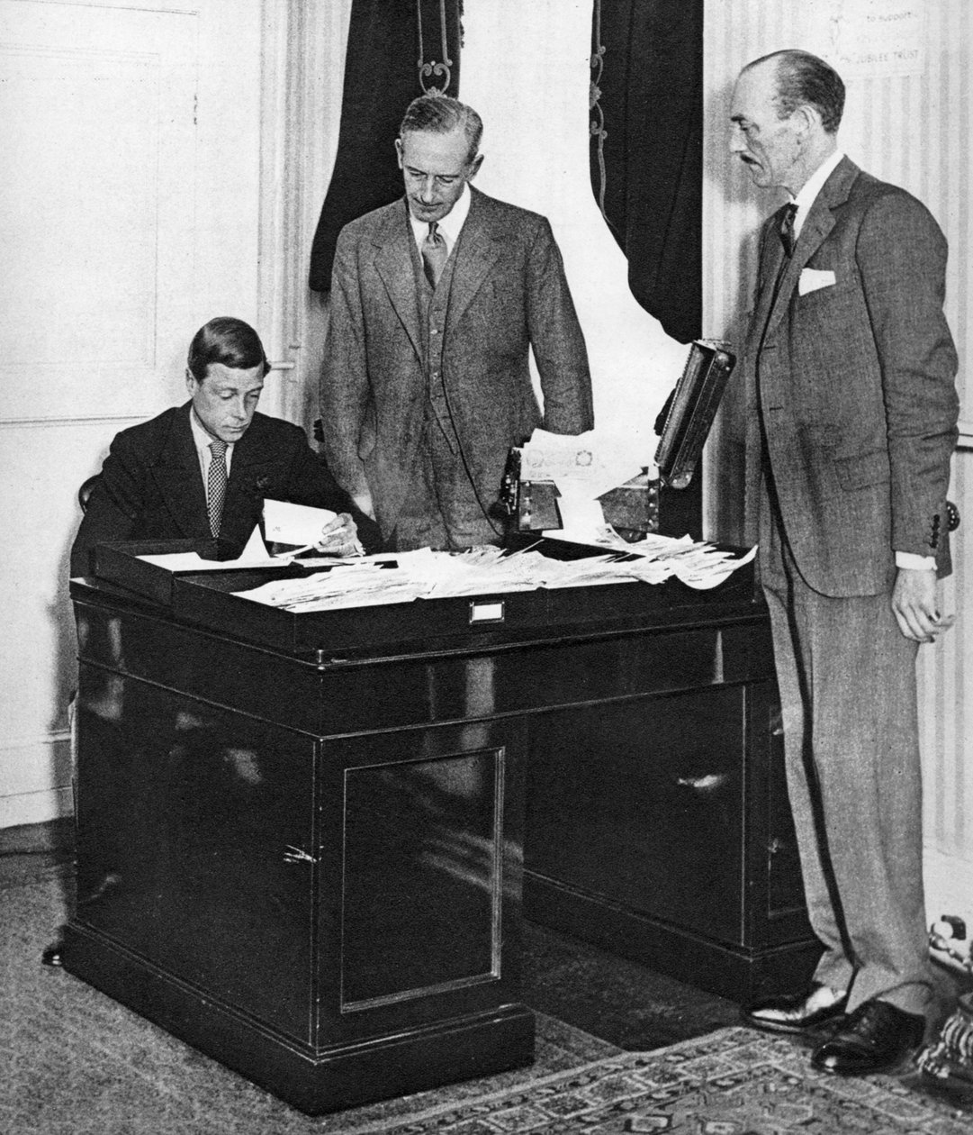 Král Edward VIII při práci se svými zaměstnanci v St James