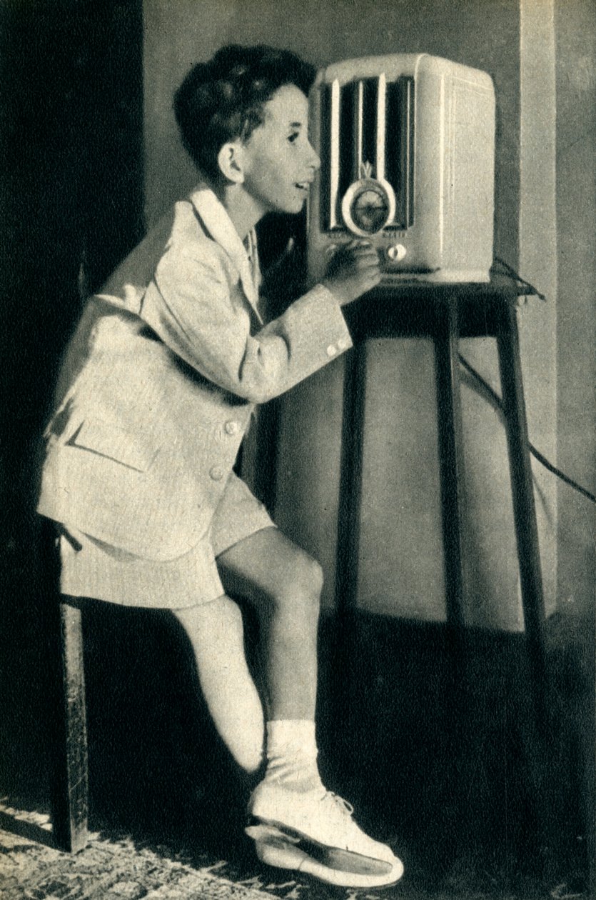 Irácký král Faisal poslouchá vysílání připravené k jeho narozeninám BBC v roce 1942. od Unbekannt