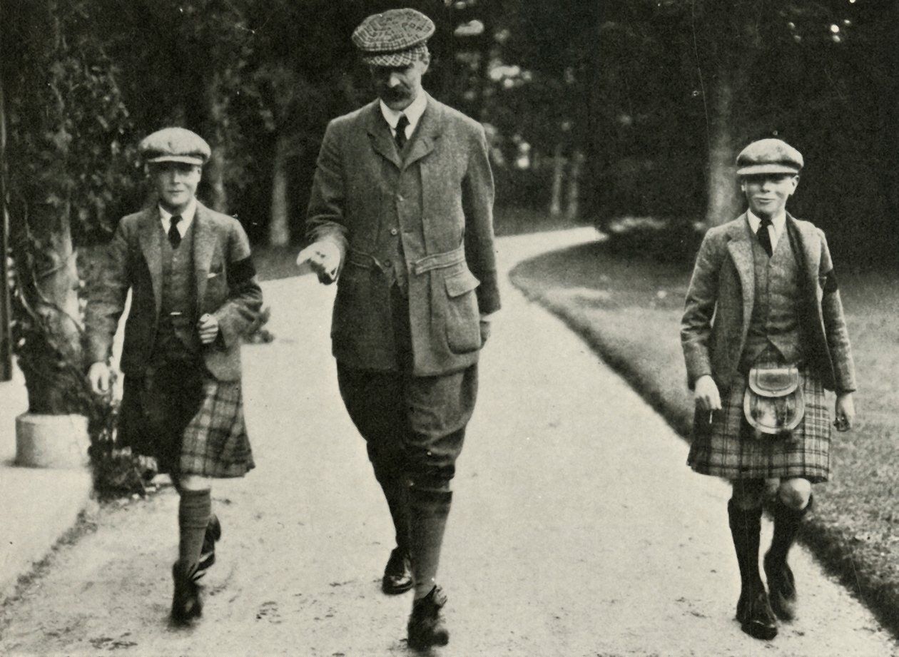 Král Jiří VI. a bývalý král Edward VIII. s panem Hanselem, jejich učitelem, 1911, 1937. od Unbekannt