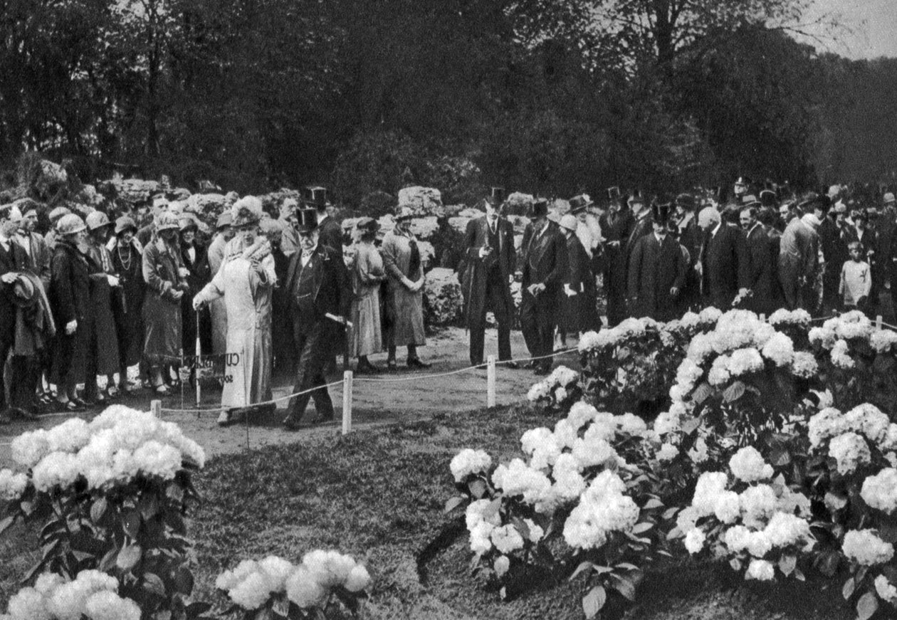 Král George V. a královna Mary navštěvují každoroční jarní květinovou výstavu v Chelsea v Londýně, 1926-1927 od Unbekannt