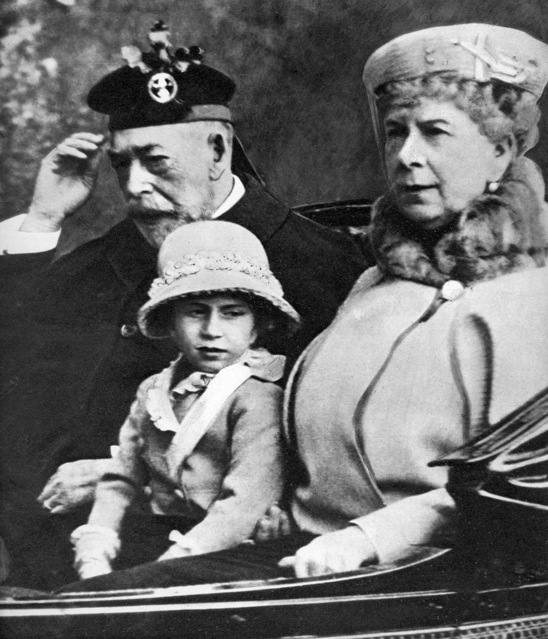 Král Jiří V. a královna Marie s princeznou Margaret jedou do kostela, Balmoral, 30. léta 20. století od Unbekannt