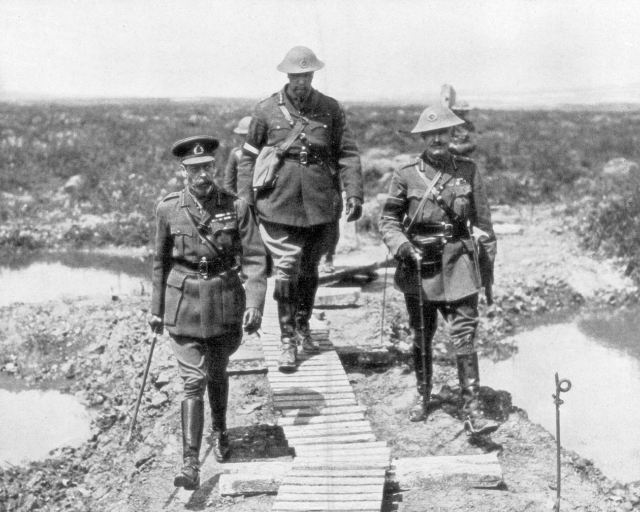 Král George V. a kanadský generál Currie si prohlížejí dobyté území ve Vimy a Messines, 1917 od Unbekannt