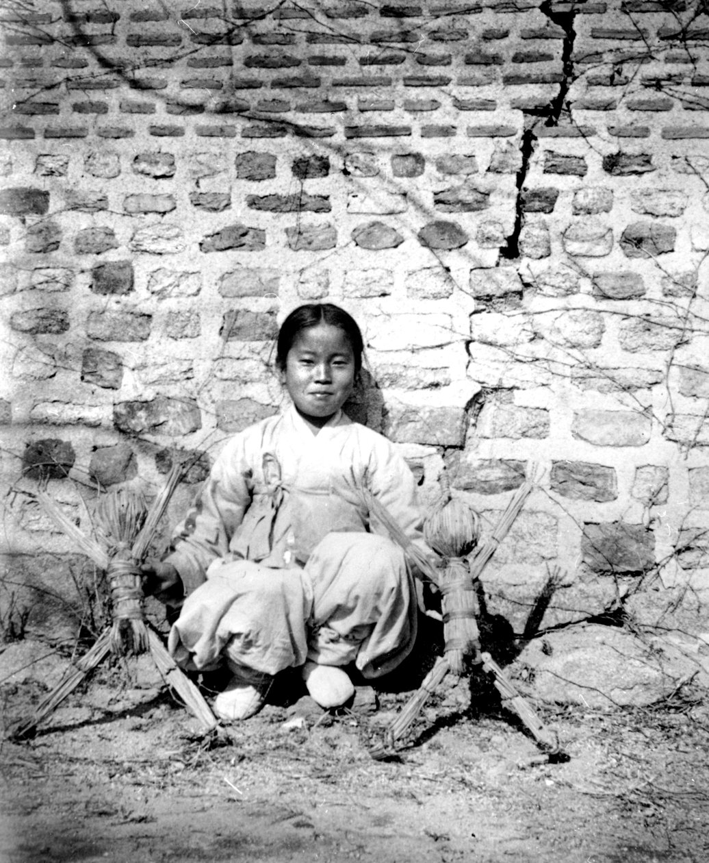 Korejská dívka s panenkami, 1900 od Unbekannt